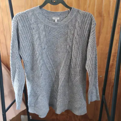 Suéter gris de lana entrelazada - miniatura 4