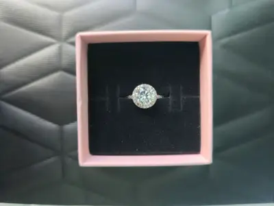Anillo de compromiso con diamantes - miniatura 1