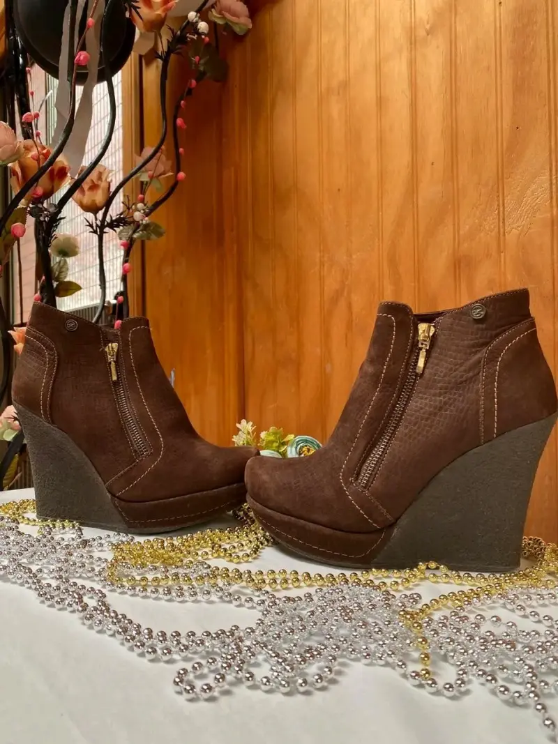 Botines marrones con plataforma marca Exótica - 1