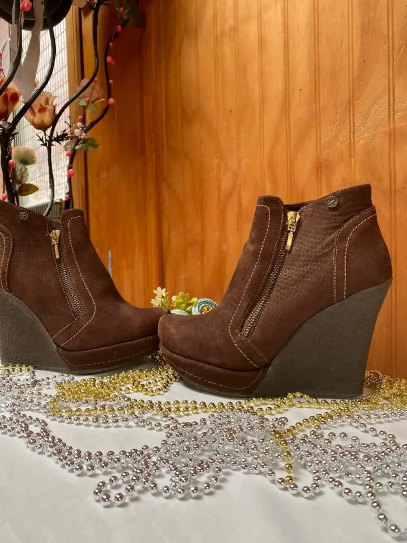 Botines marrones con plataforma marca Exótica - 2