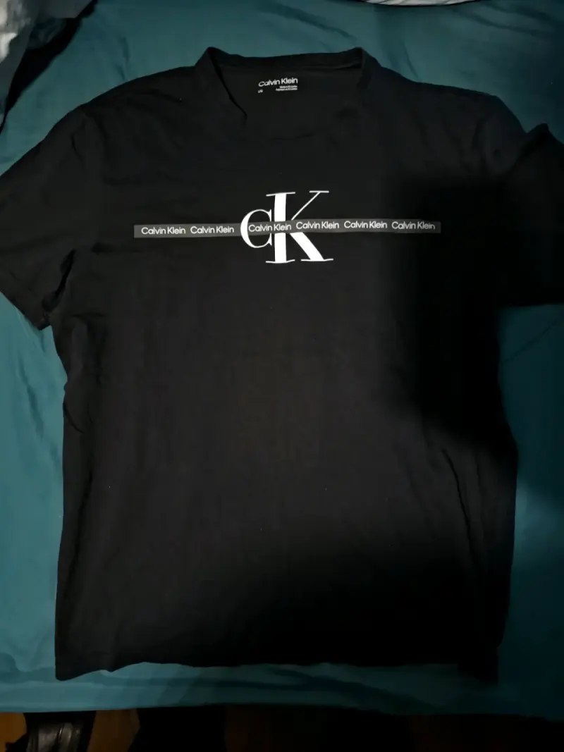 Polera Calvin Klein negra estampada - 1
