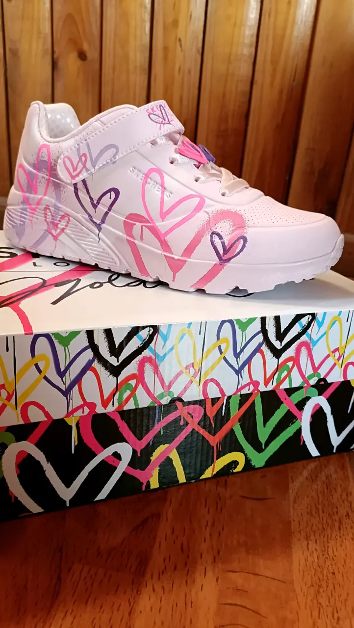 Zapatillas Skechers con corazones rosas - 1