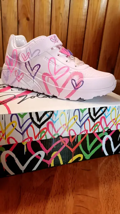 Zapatillas Skechers con corazones rosas - miniatura 1