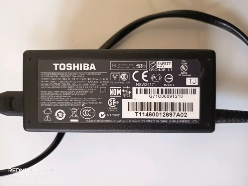 Cargador Toshiba original 65W casi nuevo