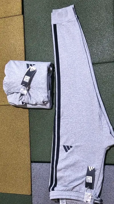 Pantalón de jogging gris con franjas Adidas - miniatura 1