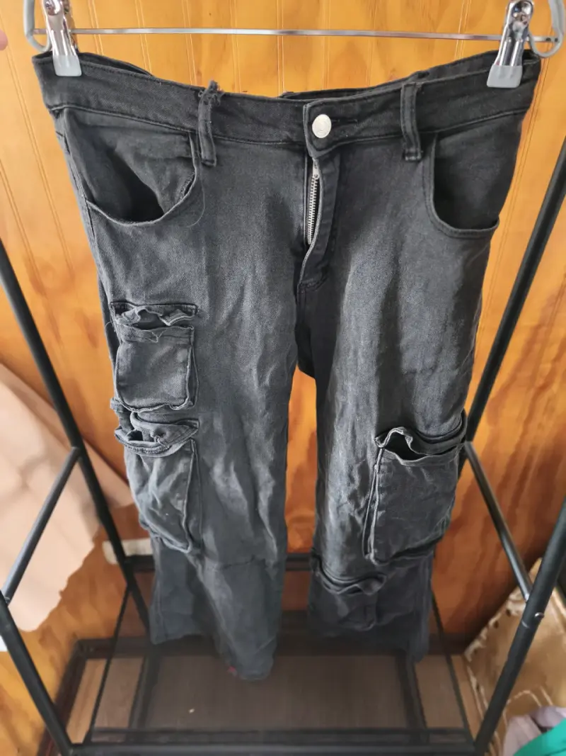 Pantalones cargo negros desgastados - 1