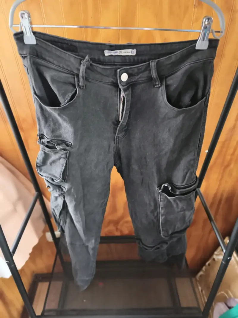 Pantalones cargo negros desgastados - 2
