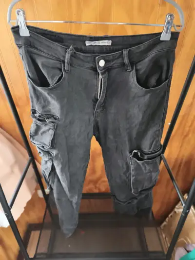 Pantalones cargo negros desgastados - miniatura 2