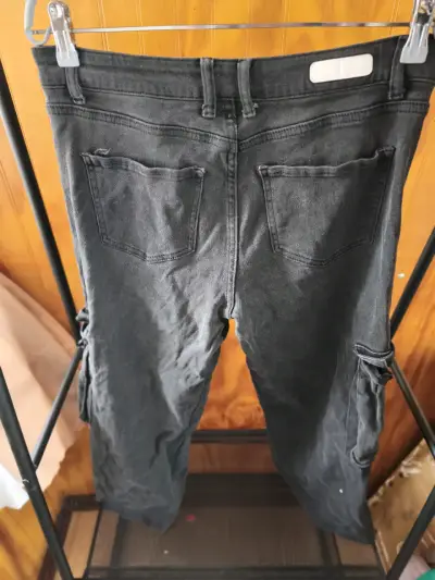 Pantalones cargo negros desgastados - miniatura 4