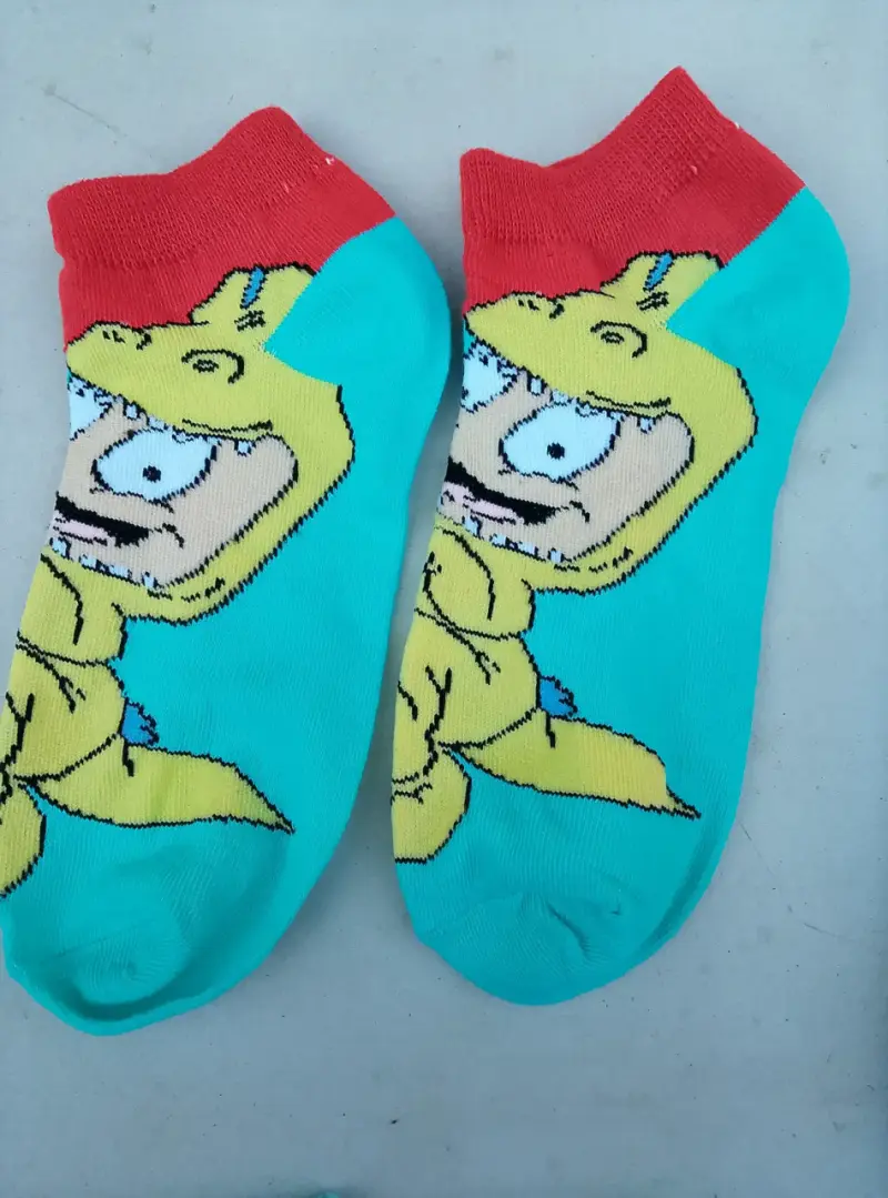 Calcetines cortos con diseño amarillo