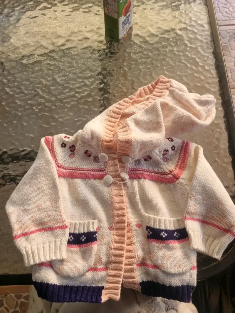 Chaleco tejido infantil con capucha
