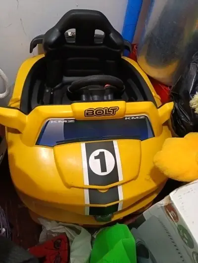 Auto eléctrico infantil amarillo - miniatura 1