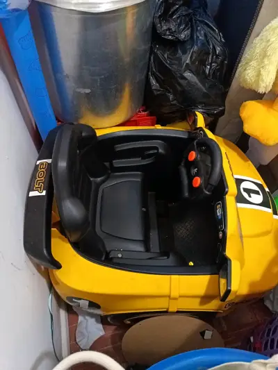 Auto eléctrico infantil amarillo - miniatura 2