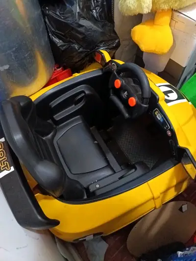 Auto eléctrico infantil amarillo - miniatura 3