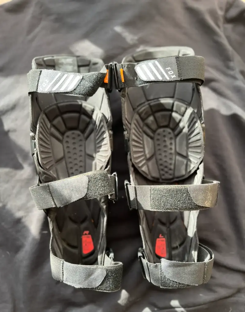 Rodilleras deportivas negras Fox titan - 3