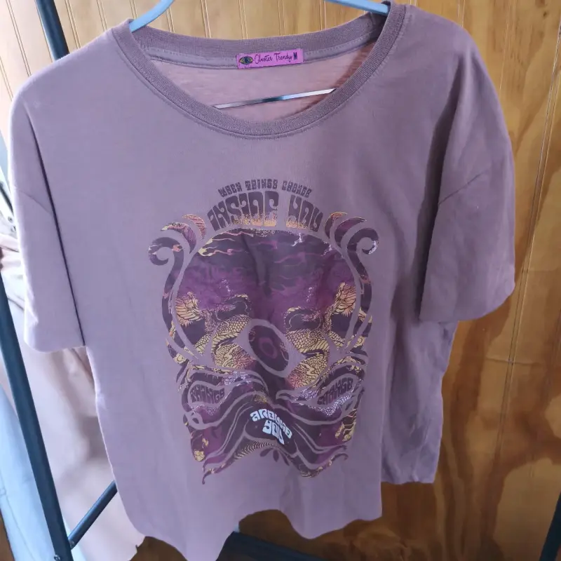 Polera gráfica morada unisex - 1