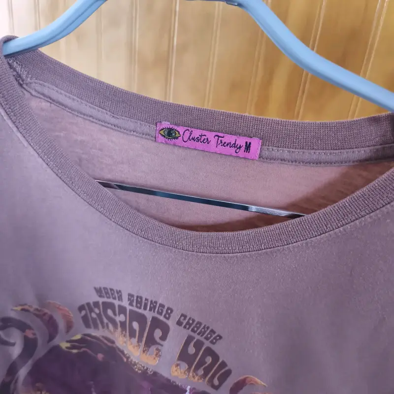 Polera gráfica morada unisex - 3
