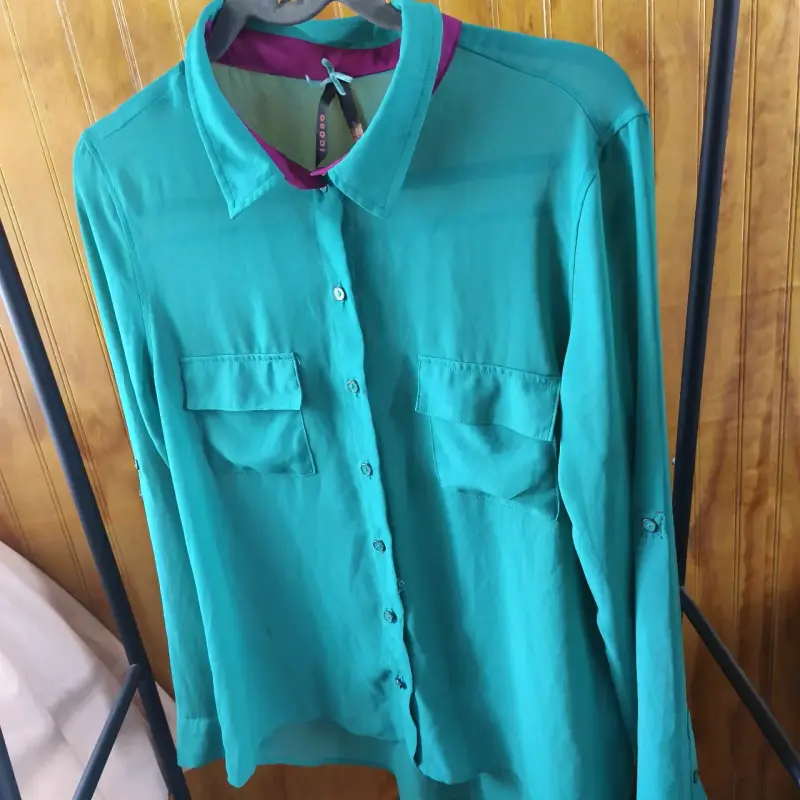 Blusa verde de botones - 1