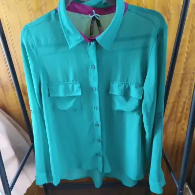Blusa verde de botones - miniatura 4