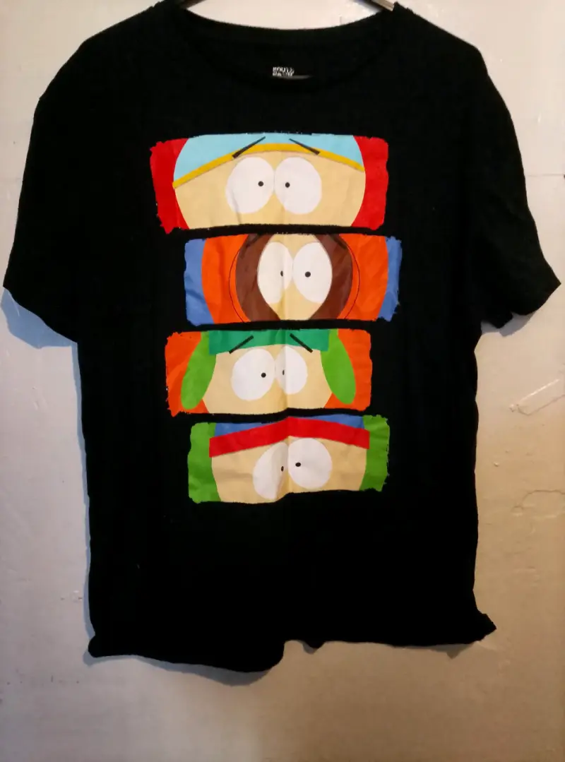 Polera negra con estampado animado