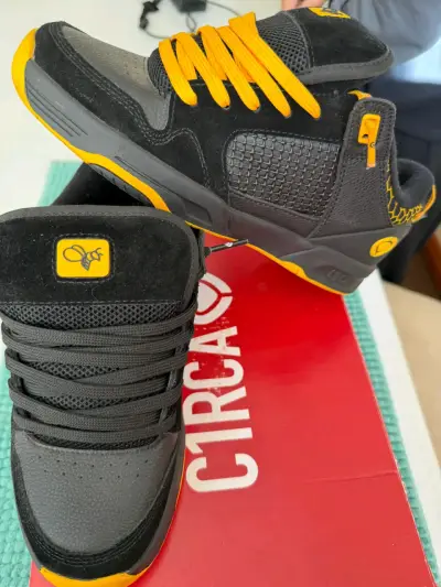 Zapatillas deportivas negras y amarillas - miniatura 1