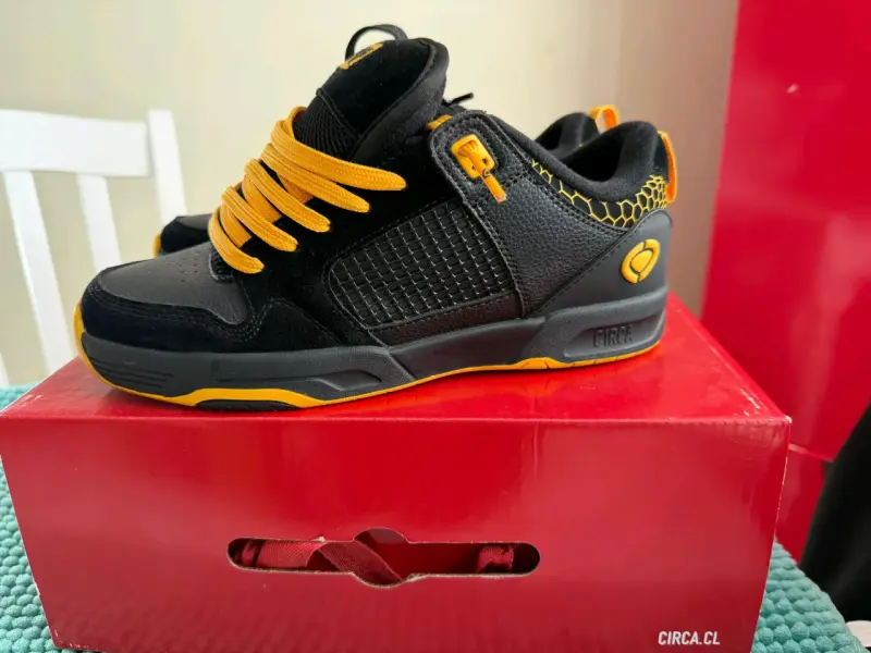 Zapatillas deportivas negras y amarillas - 3