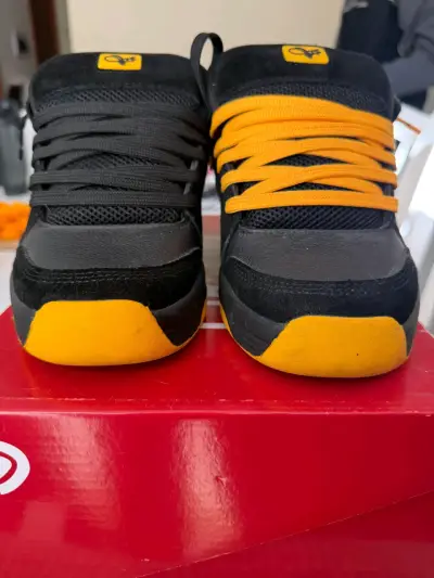 Zapatillas deportivas negras y amarillas - miniatura 4