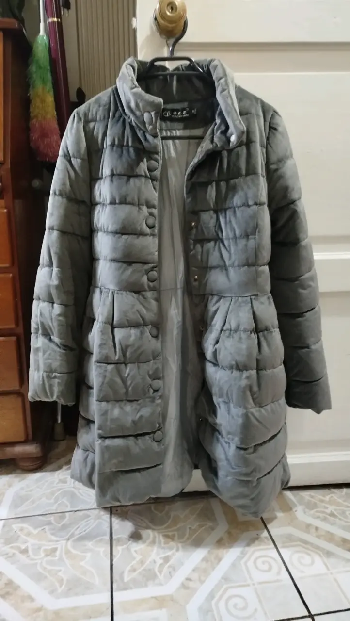 Abrigo acolchado gris para mujer - 1