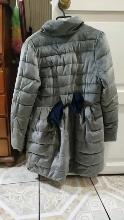 Abrigo acolchado gris para mujer - miniatura 2