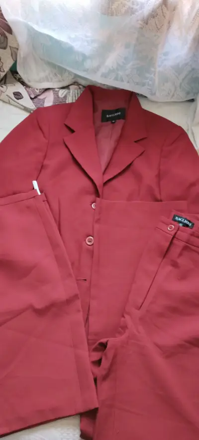 Traje rojo de dos piezas - miniatura 1