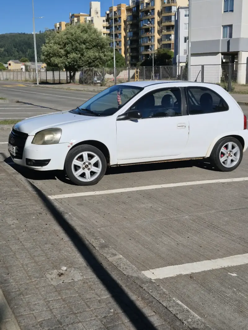Auto compacto blanco en venta - 1