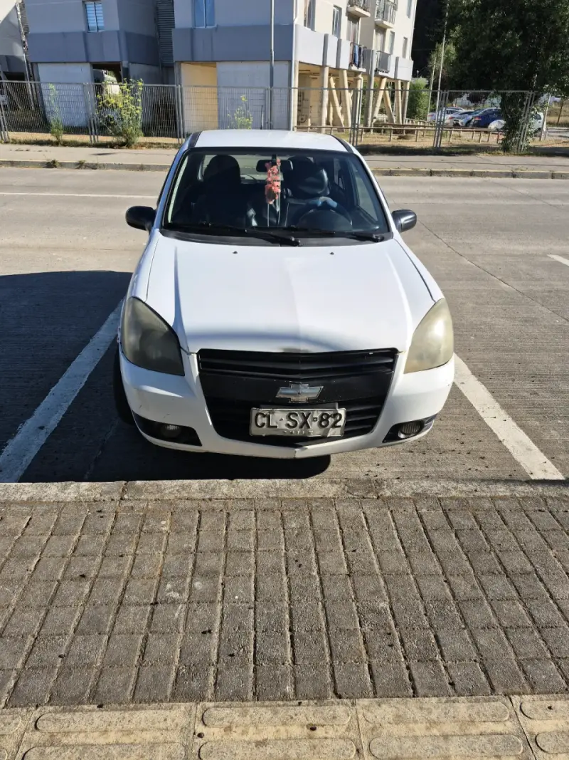 Auto compacto blanco en venta - 2