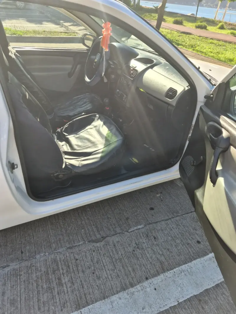 Auto compacto blanco en venta - 3