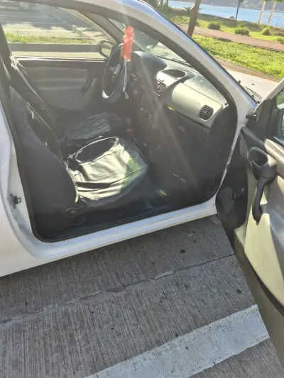 Auto compacto blanco en venta - miniatura 3