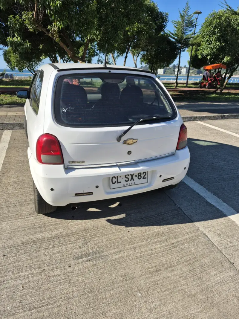 Auto compacto blanco en venta - 4