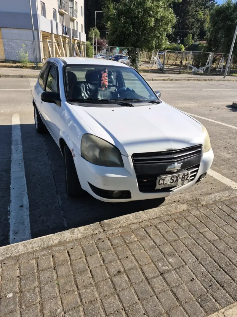 Auto compacto blanco en venta - 5