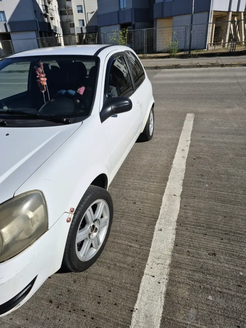 Auto compacto blanco en venta - 6