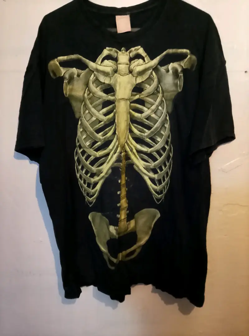 Polera negra con diseño de esqueleto