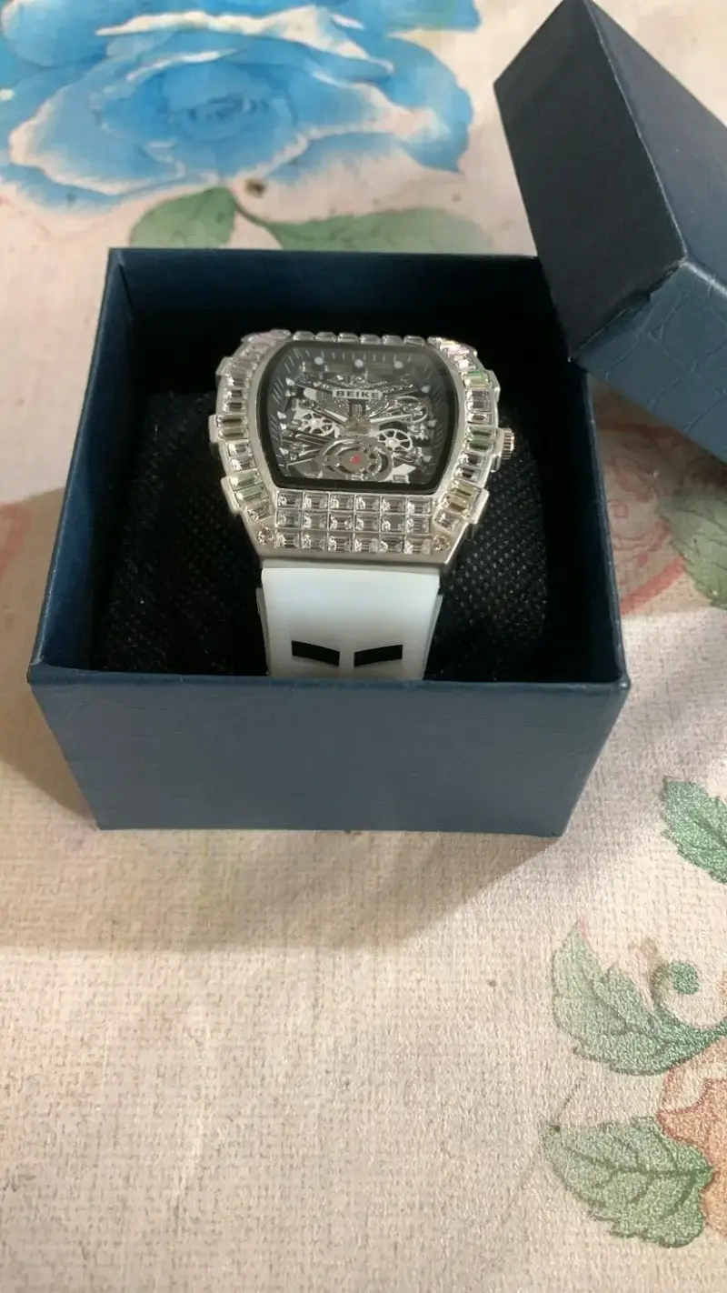 Reloj elegante con correa blanca