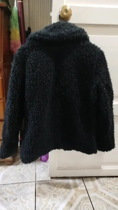 Chaqueta peluda negra invierno - miniatura 2