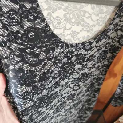 Vestido de estampa como de encaje negro - miniatura 3