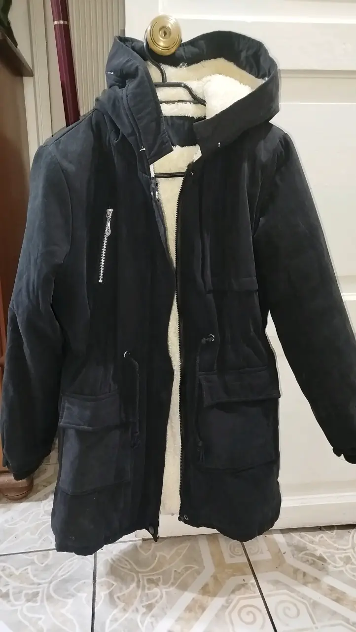 Abrigo negro con capucha - 1