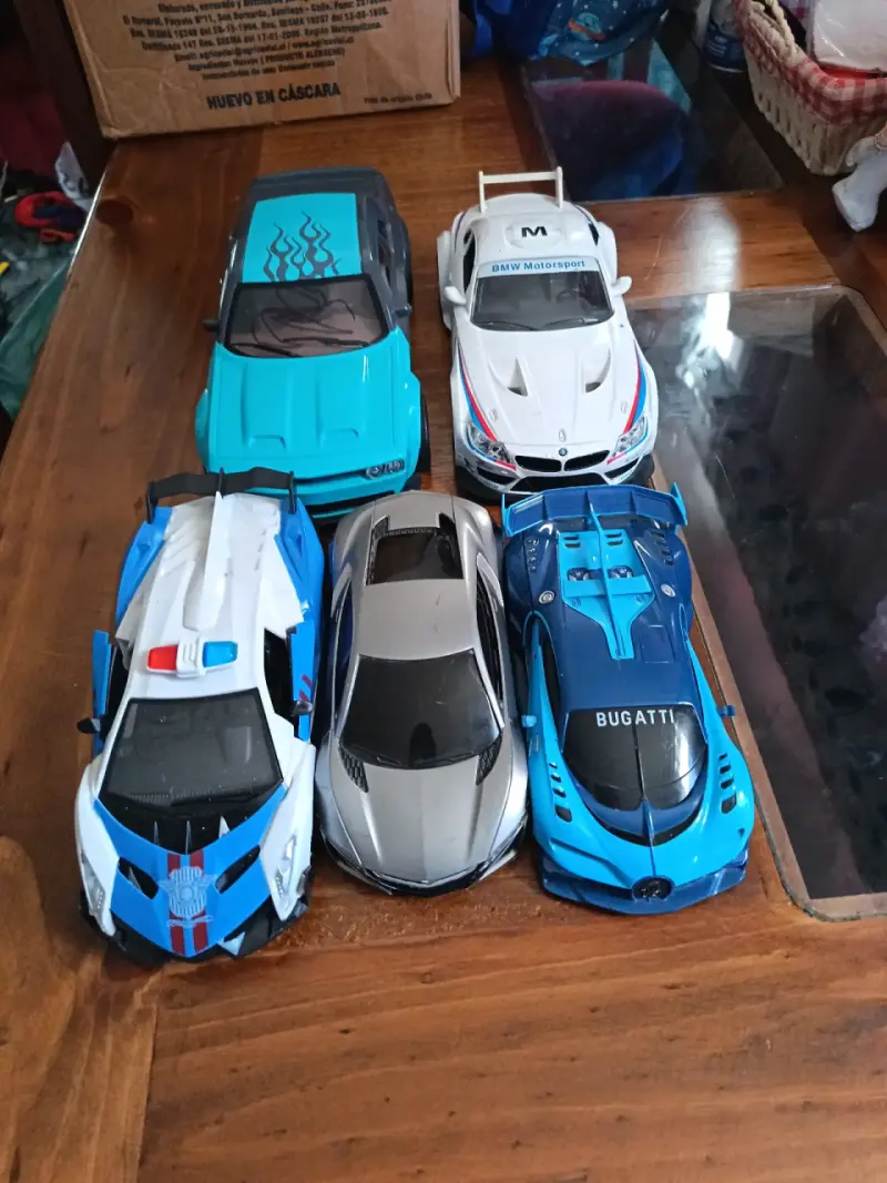 Set de autos de juguete variados