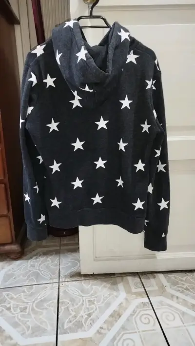 Polerón gris con estrellas - miniatura 2