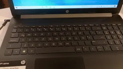 Laptop HP con pantalla de 15 pulgadas - miniatura 3