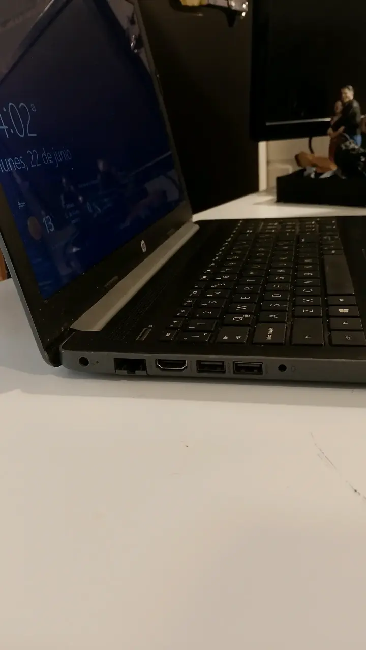 Laptop HP con pantalla de 15 pulgadas - 4