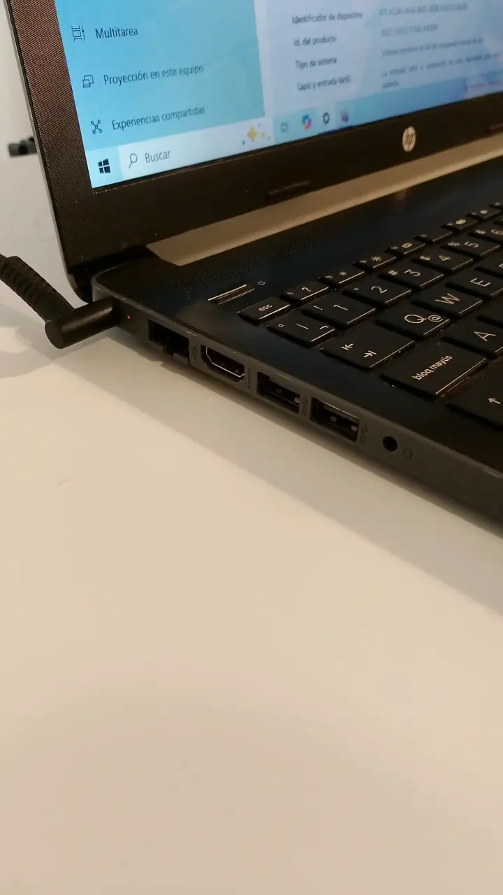 Laptop HP con pantalla de 15 pulgadas - 6