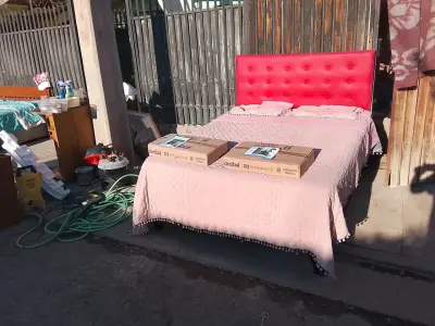 Cama matrimonial con respaldo rojo - miniatura 1