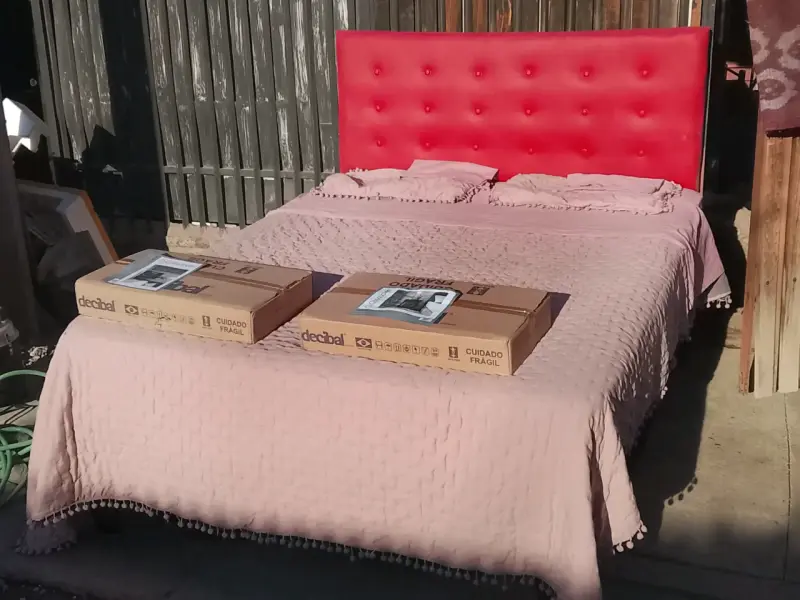 Cama matrimonial con respaldo rojo - 2