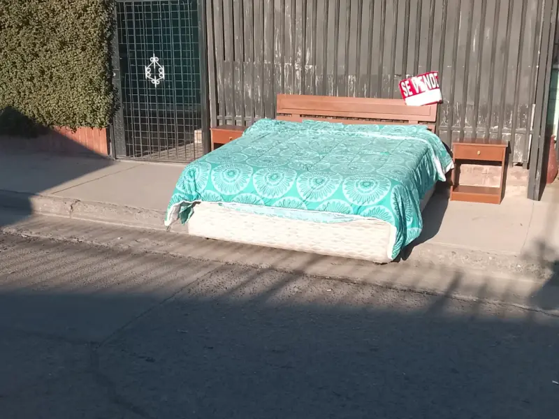 Cama matrimonial con respaldo rojo - 3